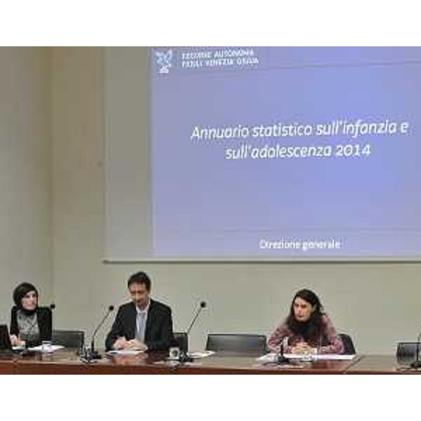 I direttori Gianluca Dominutti (Servizio Programmazione, Pianificazione strategica, Controllo Gestione e Statistica-direzione generale) e Roberta Sartor (Servizio Volontariato, Solidarietà e Immigrazione-direzione centrale Cultura, Sport e Solidarietà) alla presentazione dell'Annuario statistico sull'infanzia e sull'adolescenza 2014 - Trieste 31/03/2014