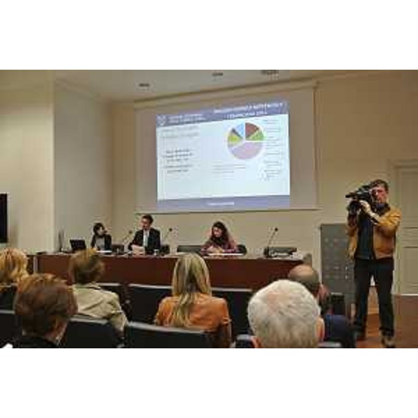 I direttori Gianluca Dominutti (Servizio Programmazione, Pianificazione strategica, Controllo Gestione e Statistica-direzione generale) e Roberta Sartor (Servizio Volontariato, Solidarietà e Immigrazione-direzione centrale Cultura, Sport e Solidarietà) alla presentazione dell'Annuario statistico sull'infanzia e sull'adolescenza 2014 - Trieste 31/03/2014