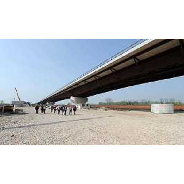 Gli assessori regionali alle Infrastrutture Santoro (Friuli Venezia Giulia) e Chisso (Veneto) in sopralluogo al cantiere dei lavori del primo lotto della terza corsia sull'Autostrada A4 Venezia-Trieste. Ponte sul Piave a otto campate, direzione Milano. A sinistra, in costruzione, ponte sul Piave a sette campate, direzione Trieste - San Donà di Piave 31/03/2014