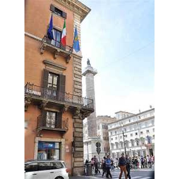 Da sinistra: Palazzo Ferrajoli, in piazza Colonna 355, sede di rappresentanza della Regione autonoma Friuli Venezia Giulia, piazza Colonna e Palazzo Chigi, sede della Presidenza del Consiglio dei Ministri - Roma 03/04/2014
