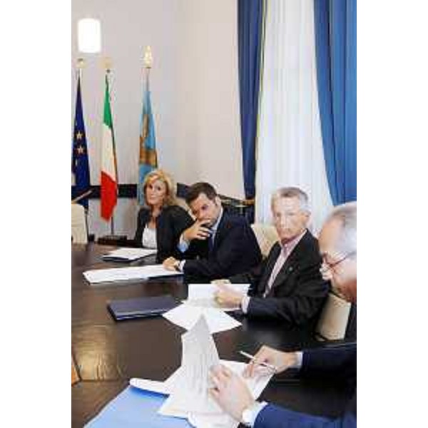 Riccardo Illy (Presidente Regione Friuli Venezia Giulia), Fabio Vitale (Direttore INPS FVG) e Gianni Pecol Cominotto (Assessore regionale Sistemi informativi) siglano il Protocollo d'intesa tra Regione e INPS sul miglioramento di efficienza ed efficacia della PA. (Trieste 04/07/07)