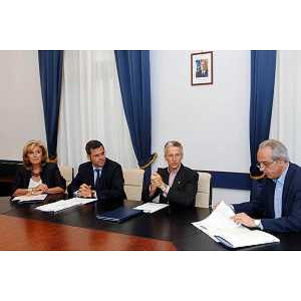 Riccardo Illy (Presidente Regione Friuli Venezia Giulia), Fabio Vitale (Direttore INPS FVG) e Gianni Pecol Cominotto (Assessore regionale Sistemi informativi) siglano il Protocollo d'intesa tra Regione e INPS sul miglioramento di efficienza ed efficacia della PA. (Trieste 04/07/07)