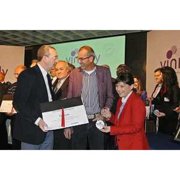 Sergio Bolzonello (Vicepresidente FVG e assessore regionale Risorse agricole e forestali), Edi Kante, vitivinicoltore del Carso triestino premiato con la Gran Medaglia di Cangrande, e Debora Serracchiani (Presidente Friuli Venezia Giulia) al Vinitaly - Verona 06/04/2014