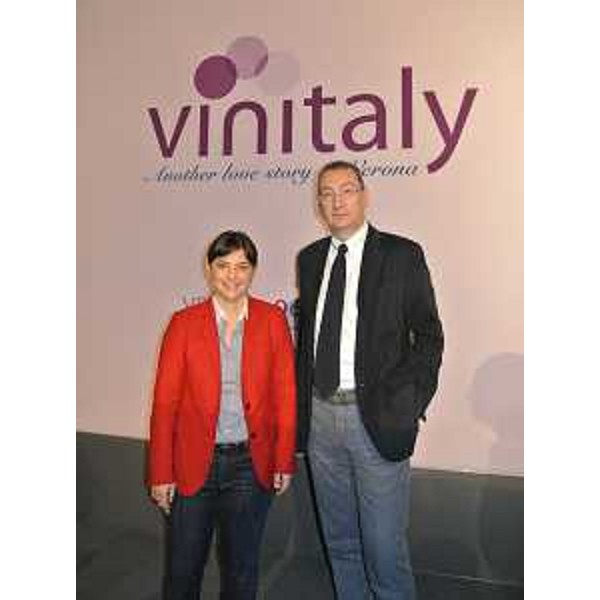 Sergio Bolzonello (Vicepresidente FVG e assessore regionale Risorse agricole e forestali) e Debora Serracchiani (Presidente Friuli Venezia Giulia) all'inaugurazione dello stand del Friuli Venezia Giulia al Vinitaly - Verona 06/04/2014