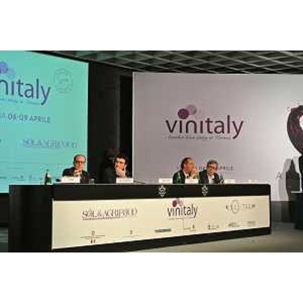 Convegno inaugurale della quarantottesima edizione di Vinitaly, con Maurizio Martina (Ministro Politiche agricole, alimentari e forestali) e Luca Zaia (Presidente Veneto) - Verona 06/04/2014
