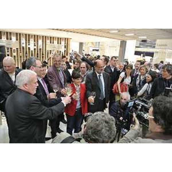 Debora Serracchiani (Presidente Friuli Venezia Giulia) e Sergio Bolzonello (Vicepresidente FVG e assessore regionale Risorse agricole e forestali) all'inaugurazione dello stand Friuli Venezia Giulia alla quarantottesima edizione di Vinitaly - Verona 06/04/2014