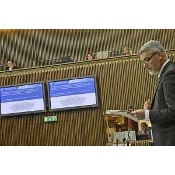 Paolo Panontin (Assessore regionale Funzione pubblica, Autonomie locali, Coordinamento Riforme, Protezione civile) durante l'illustrazione del disegno di legge in materia di "open data" all'Aula del Consiglio regionale - Trieste 09/04/2014