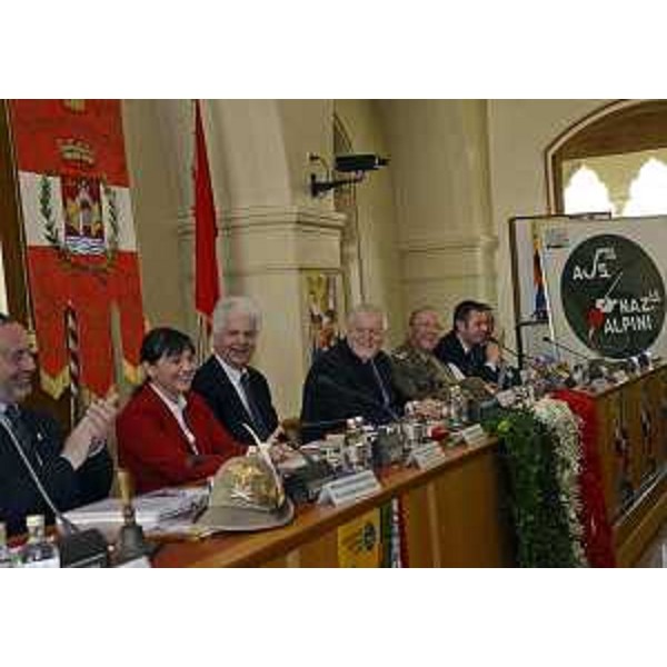 Debora Serracchiani (Presidente Friuli Venezia Giulia) e Claudio Pedrotti (Sindaco Pordenone) alla conferenza stampa di presentazione dell'ottantasettesima Adunata nazionale degli Alpini (Pordenone 9, 10 e 11 maggio 2014) - Pordenone 10/04/2014
