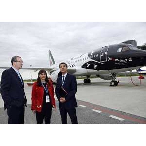 Sergio Bolzonello (Vicepresidente FVG e assessore regionale Attività produttive), Debora Serracchiani (Presidente Friuli Venezia Giulia) e Lucio Attinà (Amministratore delegato Alitalia Loyalty SpA) e l'aereo Alitalia con la speciale livrea per la promozione del Friuli Venezia Giulia - Aeroporto di Ronchi dei Legionari 11/04/2014
