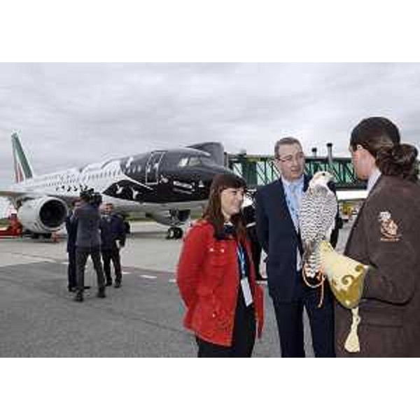 Debora Serracchiani (Presidente Friuli Venezia Giulia) e Sergio Bolzonello (Vicepresidente FVG e assessore regionale Attività produttive) e l'aereo Alitalia con la speciale livrea per la promozione del Friuli Venezia Giulia - Aeroporto di Ronchi dei Legionari 11/04/2014