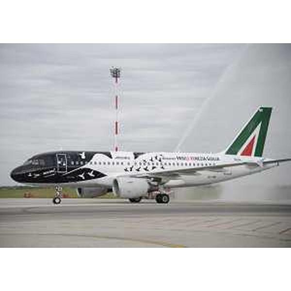 L'aereo Alitalia con la speciale livrea per la promozione del Friuli Venezia Giulia - Aeroporto di Ronchi dei Legionari 11/04/2014