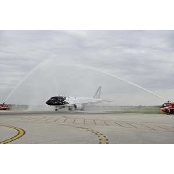 L'aereo Alitalia con la speciale livrea per la promozione del Friuli Venezia Giulia - Aeroporto di Ronchi dei Legionari 11/04/2014
