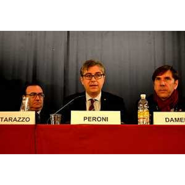 Luigi Matarazzo (Dirigente Fincantieri), Francesco Peroni (Assessore regionale Programmazione Politiche economiche e comunitarie) e Daniele Damele (Moderatore) alla tavola rotonda di Federmanager "La cantieristica navale: navi e porti. Occasione di sviluppo per la regione e l'intero Paese" - Grado 12/04/2014