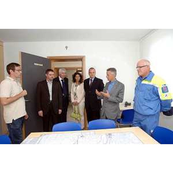 Riccardo Illy (Presidente Regione Friuli Venezia Giulia) con Giambattista Turridano (Sindaco Dignano) negli uffici della Protezione civile del Comune di Dignano. (Dignano 05/07/07) 