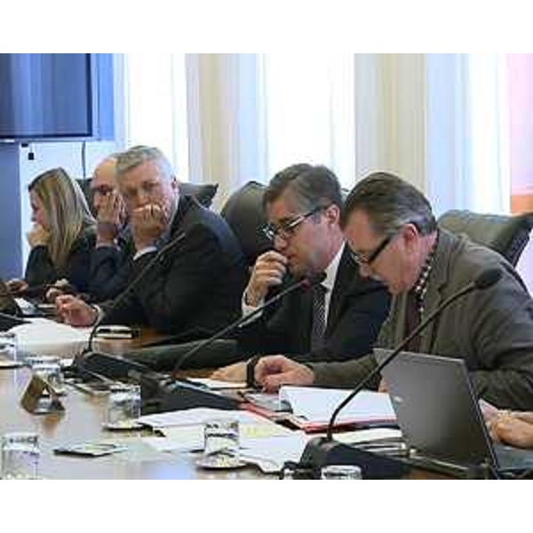 Francesco Peroni (Assessore regionale Finanze, Patrimonio, Coordinamento e Programmazione Politiche economiche e comunitarie) e Renzo Liva (Presidente I Commissione consiliare) durante l'audizione sulla situazione di Banca Mediocredito FVG, in Consiglio regionale - Trieste 16/04/2014