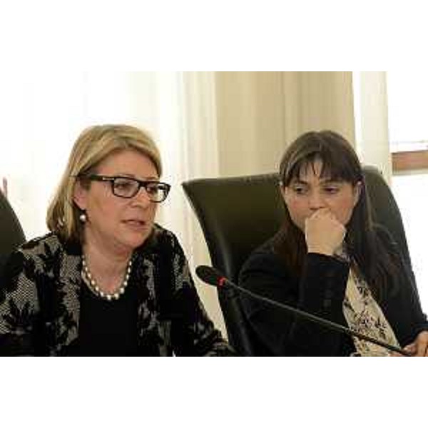 Maria Sandra Telesca (Assessore regionale Salute) e Debora Serracchiani (Presidente Friuli Venezia Giulia) presentano la riforma del SSR-Sistema Sanitario Regionale alla III Commissione in Consiglio regionale - Trieste 17/04/2014