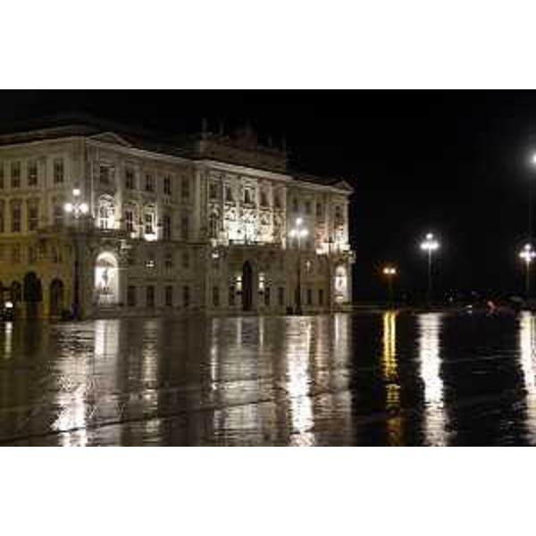 Palazzo della Regione autonoma Friuli Venezia Giulia, sede della Giunta regionale, in Piazza Unità d'Italia a Trieste - Foto scattata il 21 aprile 2014