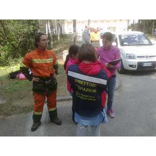 Esercitazione di antincendio boschivo nella pineta Ge.Tur., con forestali, Protezione civile e alunni delle quarte e quinte della scuola primaria - Lignano Sabbiadoro 04/2014
