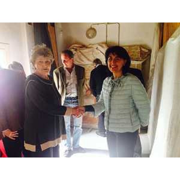 Consuelo Artelli Nievo e Mariagrazia Santoro (Assessore regionale Lavori pubblici) durante la restituzione alla Regione degli affreschi da riportare nell'ala Nievo del Castello di Colloredo di Monte Albano - Udine 23/04/2014