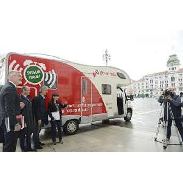 Paolo Panontin (Assessore regionale Funzione pubblica e Coordinamento Riforme), Lorenzo Pozza (Presidente e amministratore delegato Insiel S.p.A.), Riccardo Luna (Presidente Wikitalia) e Debora Serracchiani (Presidente Friuli Venezia Giulia) accanto al camper di "GO-ON-ITALIA", in piazza Unità d'Italia - Trieste 28/04/2014