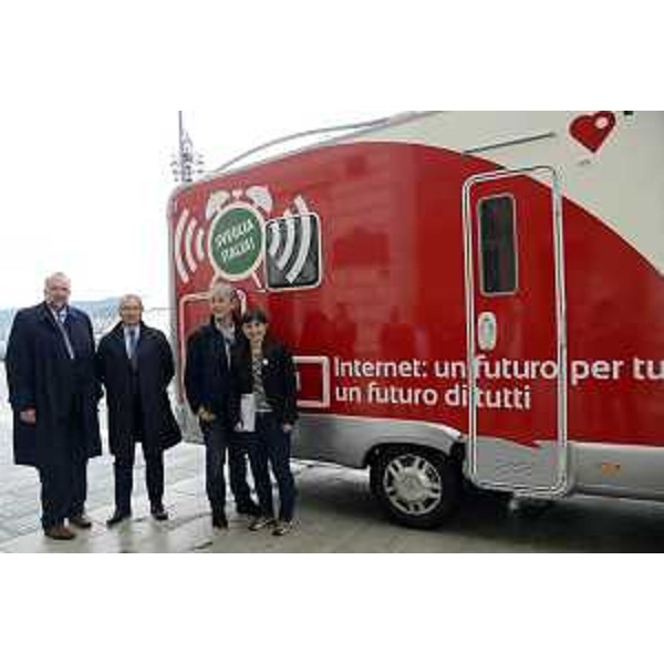 Roberto Cosolini (Sindaco Trieste), Lorenzo Pozza (Presidente e amministratore delegato Insiel S.p.A.), Riccardo Luna (Presidente Wikitalia) e Debora Serracchiani (Presidente Friuli Venezia Giulia) accanto al camper di "GO-ON-ITALIA", in piazza Unità d'Italia - Trieste 28/04/2014
