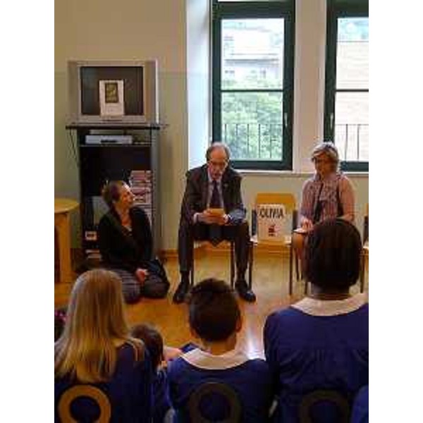 Gianni Torrenti (Assessore regionale Cultura), con Paola Sigmund (Dirigente scolastica) e Mara Fabbro (Educatrice), incontra i bambini della scuola Filzi-Grego nella staffetta "Un libro lungo un giorno" della prima Giornata regionale per il fomento alla lettura (Progetto "crescere leggendo" della Damatrà onlus) - Trieste 30 aprile 2014