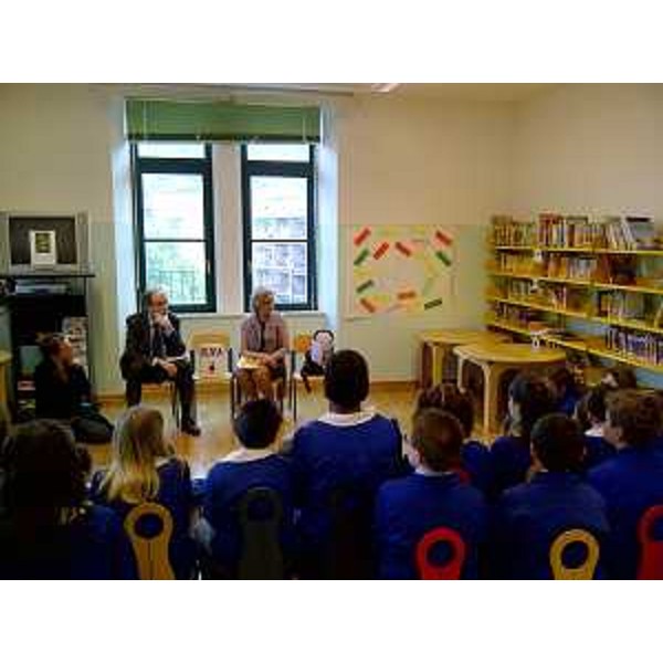 Gianni Torrenti (Assessore regionale Cultura), con Paola Sigmund (Dirigente scolastica) e Mara Fabbro (Educatrice), incontra i bambini della scuola Filzi-Grego nella staffetta "Un libro lungo un giorno" della prima Giornata regionale per il fomento alla lettura (Progetto "crescere leggendo" della Damatrà onlus) - Trieste 30 aprile 2014