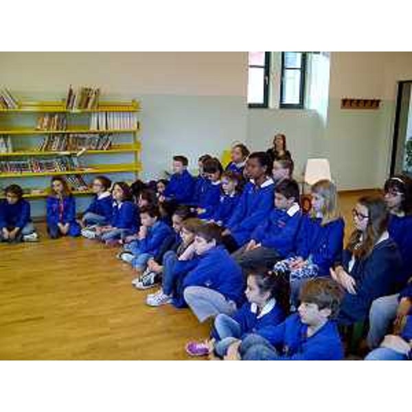 Bambini della scuola Filzi-Grego nella staffetta "Un libro lungo un giorno" della prima Giornata regionale per il fomento alla lettura (Progetto "crescere leggendo" della Damatrà onlus) - Trieste 30 aprile 2014