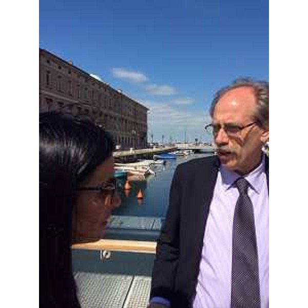 Francesca Barracciu (Sottosegretario Beni e Attività Culturali e Turismo) e Gianni Torrenti (Assessore regionale Cultura) su un ponte del Canal Grande - Trieste 05/05/2014