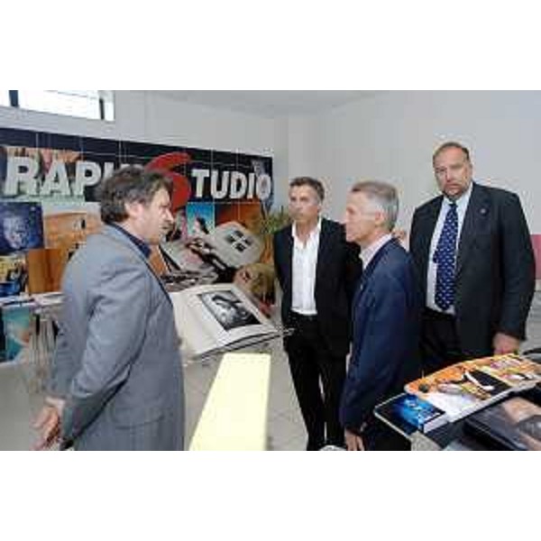 Riccardo Illy (Presidente Regione Friuli Venezia Giulia), Roberto Cosolini (Assessore regionale Lavoro, Formazione, Università e Ricerca) ed Elvezio Toffolo (Sindaco Arba) visitano la GraphiStudio di Arba (PN). (Arba 09/07/07)