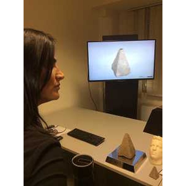 Francesca Barracciu (Sottosegretario Beni e Attività Culturali e Turismo) e la digitalizzazione in 3D di un reperto archeologico all'Area Science Park di Padriciano nel Digital-Day (D-Day) di Go On FVG - Trieste 05/05/2014