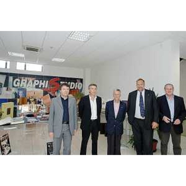Riccardo Illy (Presidente Regione Friuli Venezia Giulia), Roberto Cosolini (Assessore regionale Lavoro, Formazione, Università e Ricerca) ed Elvezio Toffolo (Sindaco Arba) visitano la GraphiStudio di Arba (PN). (Arba 09/07/07)