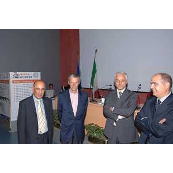 Riccardo Illy (Presidente Regione Friuli Venezia Giulia) con Franco Latti (Direttore regionale Agenzia Entrate) e Antonangelo Casula (Sottosegretario ministero Economia e Finanze) alla conferenza di presentazione della Relazione annuale della direzione regionale dell'Agenzia delle entrate, sull'attività del 2006. (Trieste 09/07/07)