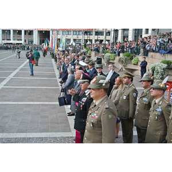 Sergio Bolzonello (Vicepresidente FVG) all'Alzabandiera in piazza XX Settembre, cerimonia d'avvio dell'ottantasettesima Adunata nazionale degli Alpini - Pordenone 09/05/2014