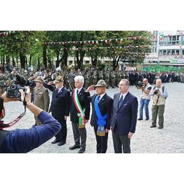 Sergio Bolzonello (Vicepresidente FVG) alla deposizione di una Corona d'alloro ai Caduti, in piazza Ellero dei Mille, cerimonia d'avvio dell'ottantasettesima Adunata nazionale degli Alpini - Pordenone 09/05/2014