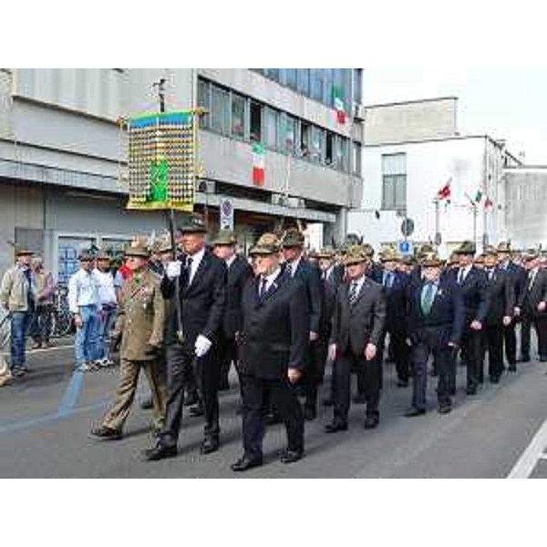Il Labaro dell'ANA-Associazione Nazionale degli Alpini sfila verso piazza XX Settembre per l'ottantasettesima Adunata nazionale degli Alpini - Pordenone 09/05/2014
