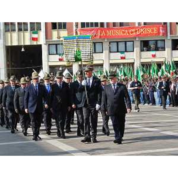 Il Labaro dell'ANA-Associazione Nazionale degli Alpini sfila verso piazza XX Settembre per l'ottantasettesima Adunata nazionale degli Alpini - Pordenone 09/05/2014