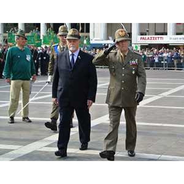 Arrivo di Alberto Primicerj (Generale di Corpo d'Armata, comandante Truppe Alpine) all'Alzabandiera in piazza XX Settembre, cerimonia d'avvio dell'ottantasettesima Adunata nazionale degli Alpini - Pordenone 09/05/2014