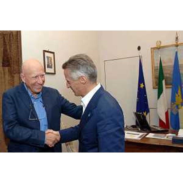 Riccardo Illy (Presidente Regione Friuli Venezia Giulia) riceve a Trieste il fotografo brasiliano Sebastiao Salgado, considerato uno dei maestri della fotografia contemporanea. (Trieste 12/07/07)