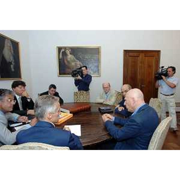 Riccardo Illy (Presidente Regione Friuli Venezia Giulia) e Roberto Antonaz (Assessore regionale Cultura) durante l'incontro con Sebastiao Salgado (Fotografo brasiliano) e Roberto Koch (Direttore Agenzia fotografica Contrasto) . (Trieste 12/07/07)