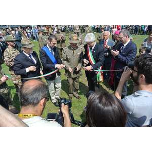 Sebastiano Favero (Presidente ANA-Associazione Nazionale Alpini), Alessandro Ciriani (Presidente Provincia PN), Alberto Primicerj (Generale di Corpo d'Armata, comandante Truppe Alpine), Claudio Pedrotti (Sindaco PN) e Sergio Bolzonello (Vicepresidente FVG) all'inaugurazione della Cittadella degli Alpini in parco Galvani - Pordenone 09/05/2014
