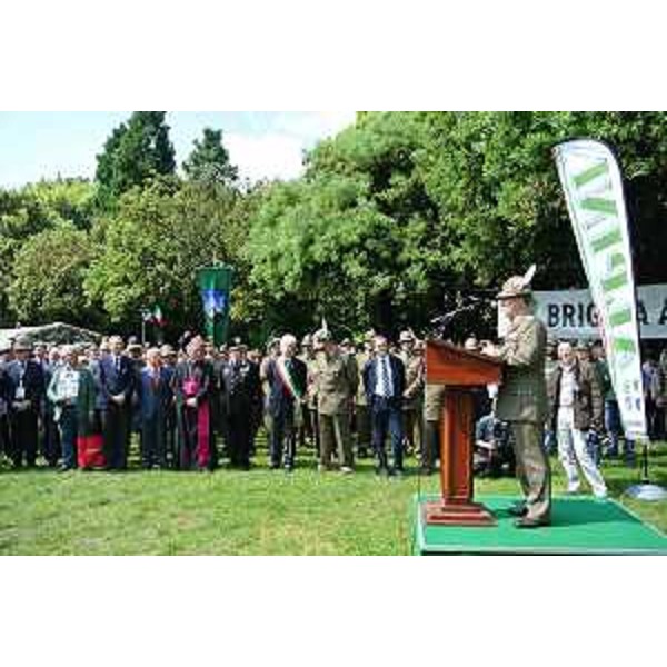 Sergio Bolzonello (Vicepresidente Regione FVG) durante l'intervento di Alberto Primicerj (Generale di Corpo d'Armata, comandante Truppe Alpine) all'inaugurazione della Cittadella degli Alpini in parco Galvani - Pordenone 09/05/2014