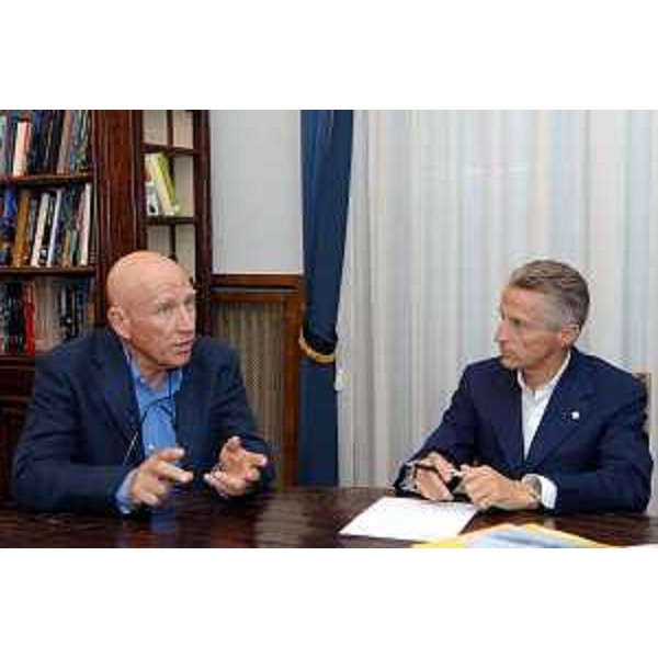 Riccardo Illy (Presidente Regione Friuli Venezia Giulia) riceve a Trieste il fotografo brasiliano Sebastiao Salgado, considerato uno dei maestri della fotografia contemporanea. (Trieste 12/07/07)