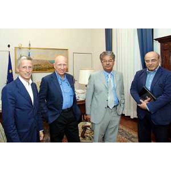 Riccardo Illy (Presidente Regione Friuli Venezia Giulia) e Roberto Antonaz (Assessore regionale Cultura) durante l'incontro con Sebastiao Salgado (Fotografo brasiliano) e Roberto Koch (Direttore Agenzia fotografica Contrasto) . (Trieste 12/07/07)