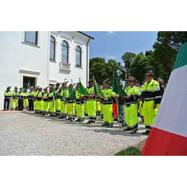 Cerimonia per gli interventi di manutenzione effettuati da volontari di Protezione civile a Villa Cattaneo - Villanova di Pordenone 09/05/2014