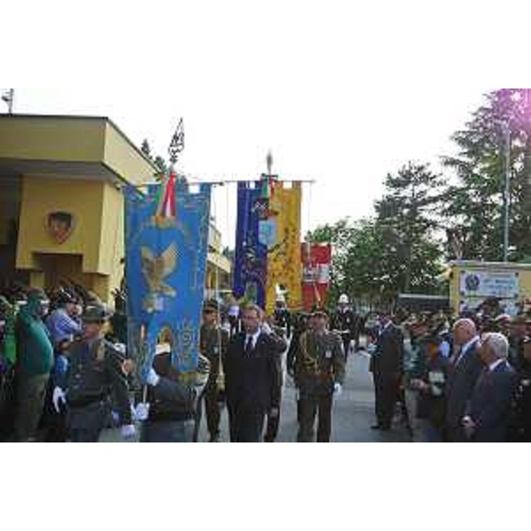 Sergio Bolzonello (Vicepresidente Regione FVG) accompagna il gonfalone della Regione Friuli Venezia Giulia nella sfilata dalla Caserma Mittica, sede del Comando della centotrentaduesima Brigata corazzata Ariete, al Municipio - Pordenone 09/05/2014