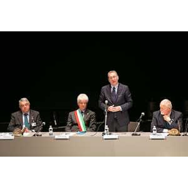 Sergio Bolzonello (Vicepresidente FVG) interviene all'incontro con le delegazioni all'estero dell'ANA-Associazione Nazionale Alpini e con quelle dell'IFMS, la Federazione internazionale soldati di montagna, al Teatro Verdi - Pordenone 10/05/2014