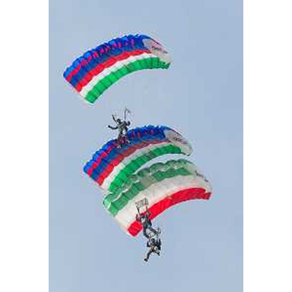 Esibizione di Alpini paracadutisti nel cielo dello Stadio comunale Bottecchia - Pordenone 10/05/2014