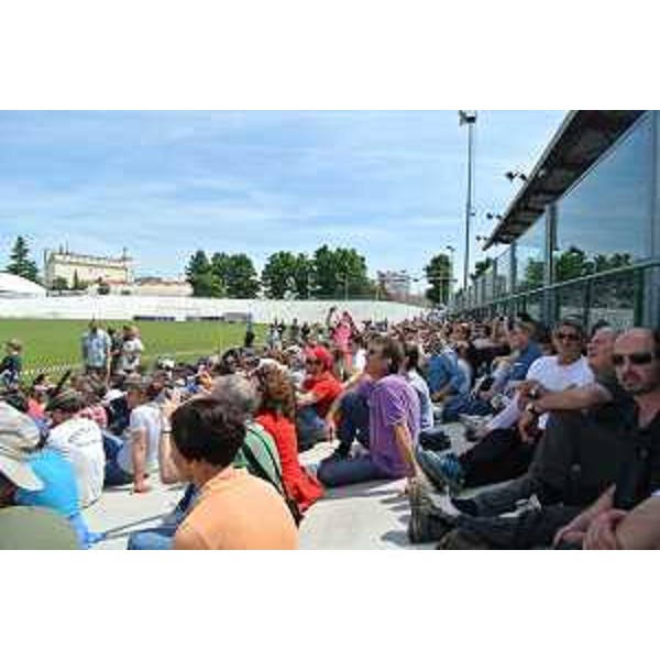 Pubblico ammira le esibizioni degli Alpini paracadutisti allo Stadio comunale Bottecchia - Pordenone 10/05/2014