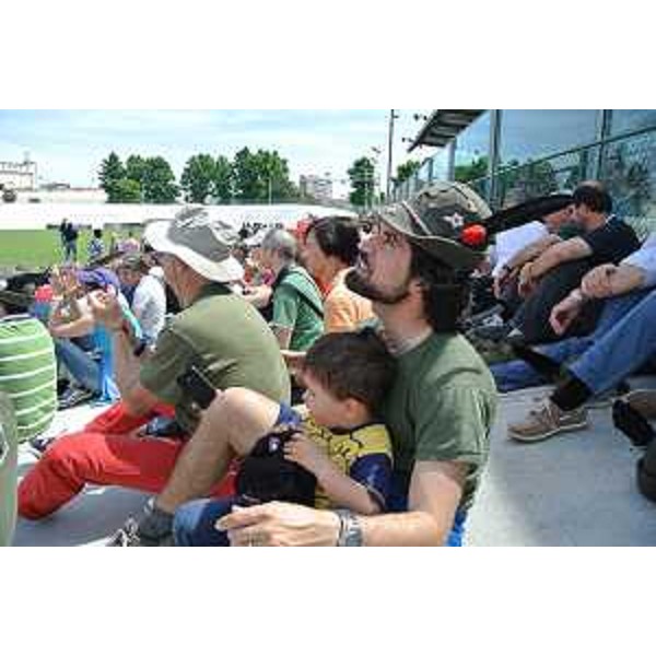Pubblico ammira le esibizioni degli Alpini paracadutisti allo Stadio comunale Bottecchia - Pordenone 10/05/2014